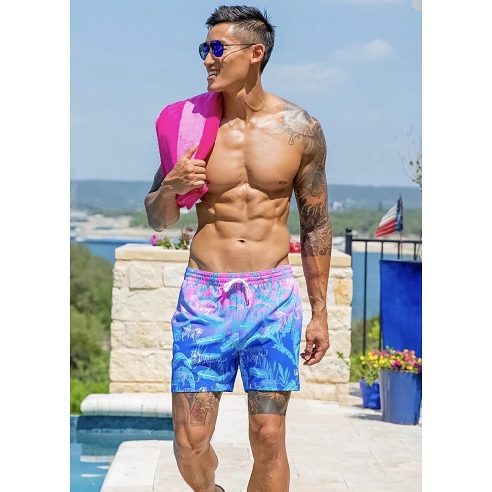 Chubbies Men's Blue/Pink Jungle Swim Trunk The Hydrofoils 5.5in Shorts M Beach